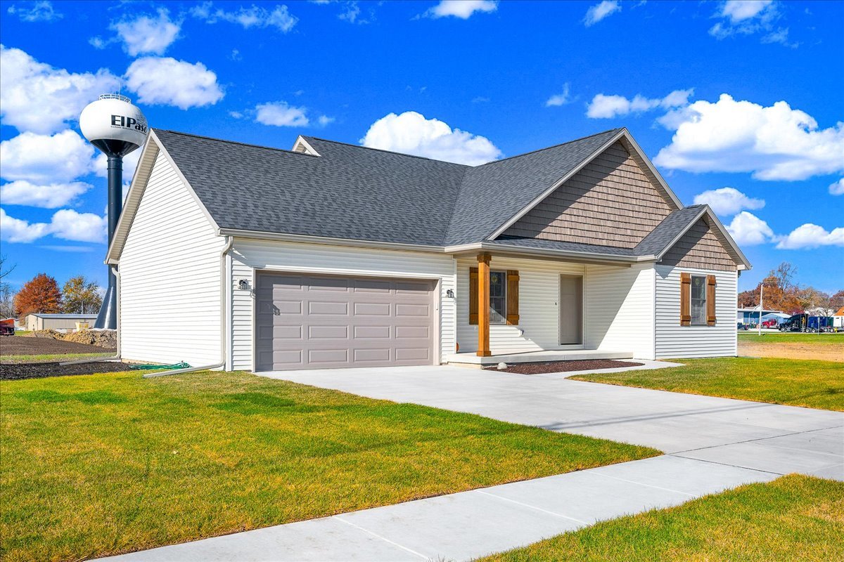 180 S Oak Street, El Paso, IL 61738