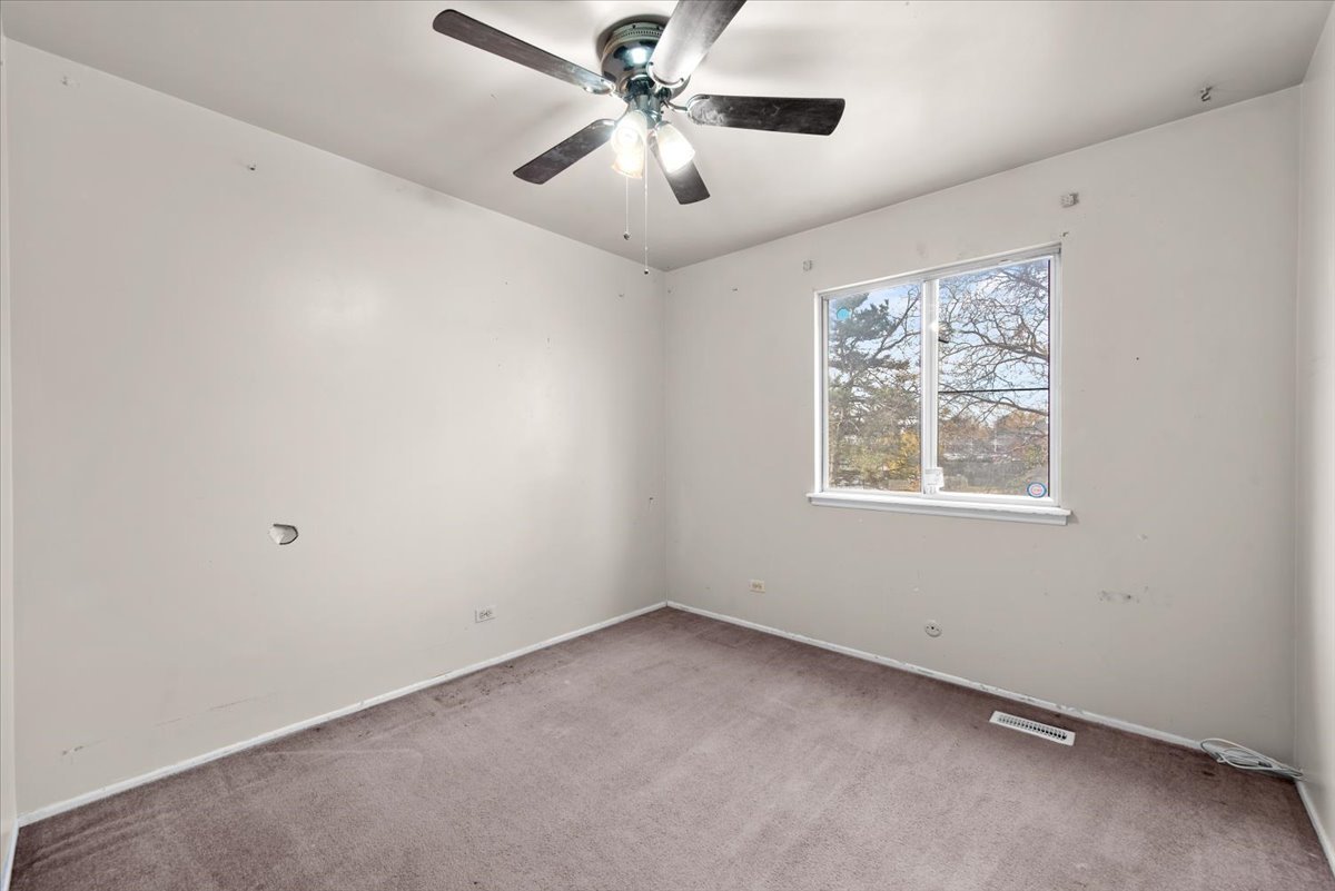 2 Oakmont Court, Streamwood, IL 60107