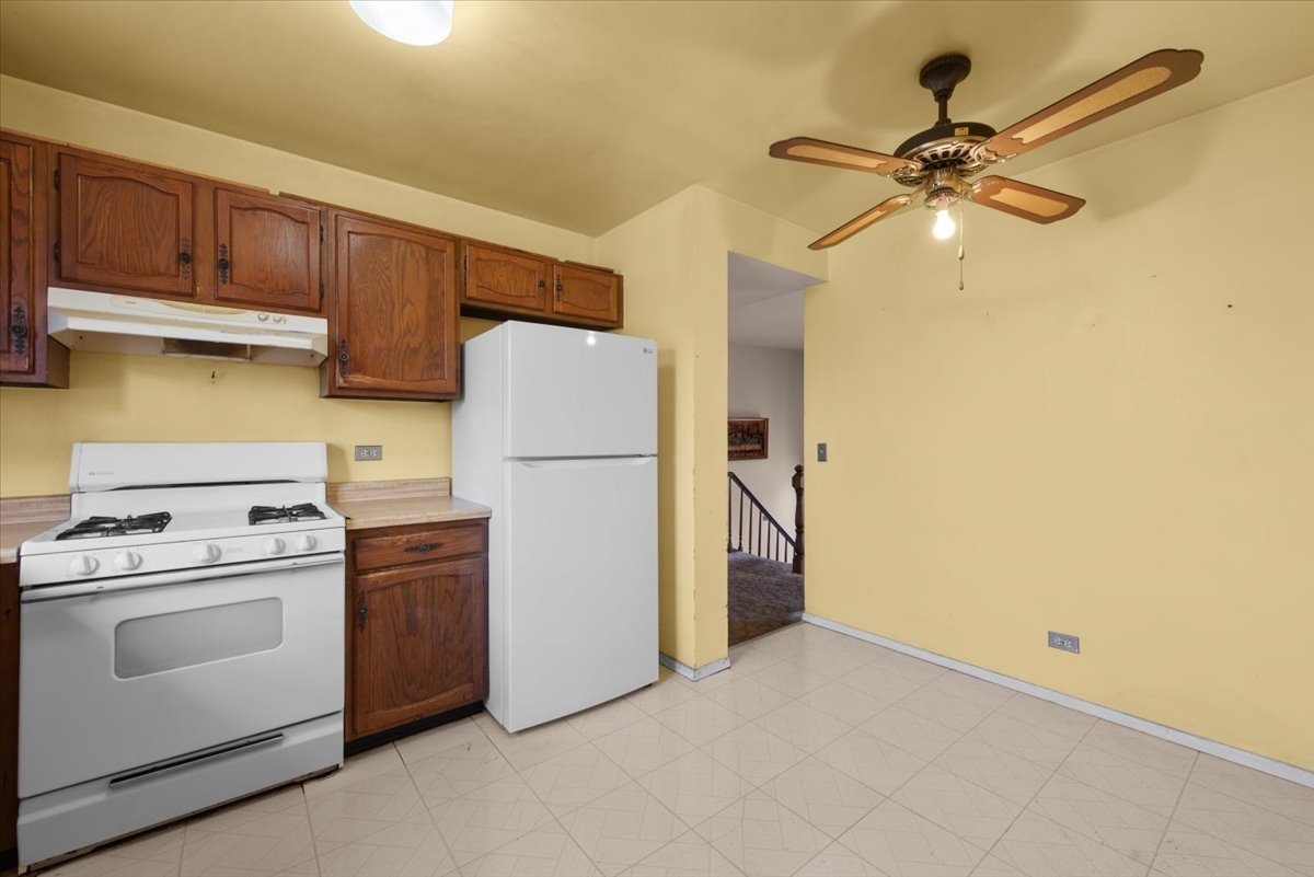 2 Oakmont Court, Streamwood, IL 60107