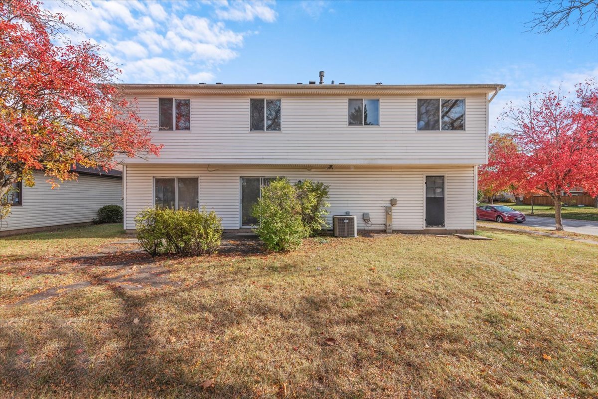 2 Oakmont Court, Streamwood, IL 60107