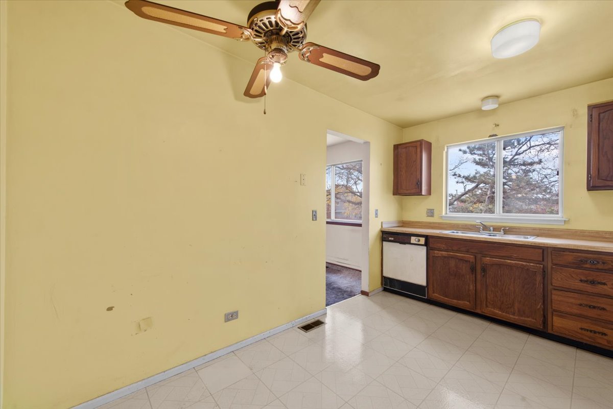 2 Oakmont Court, Streamwood, IL 60107