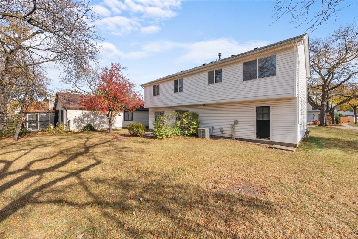 2 Oakmont Court, Streamwood, IL 60107