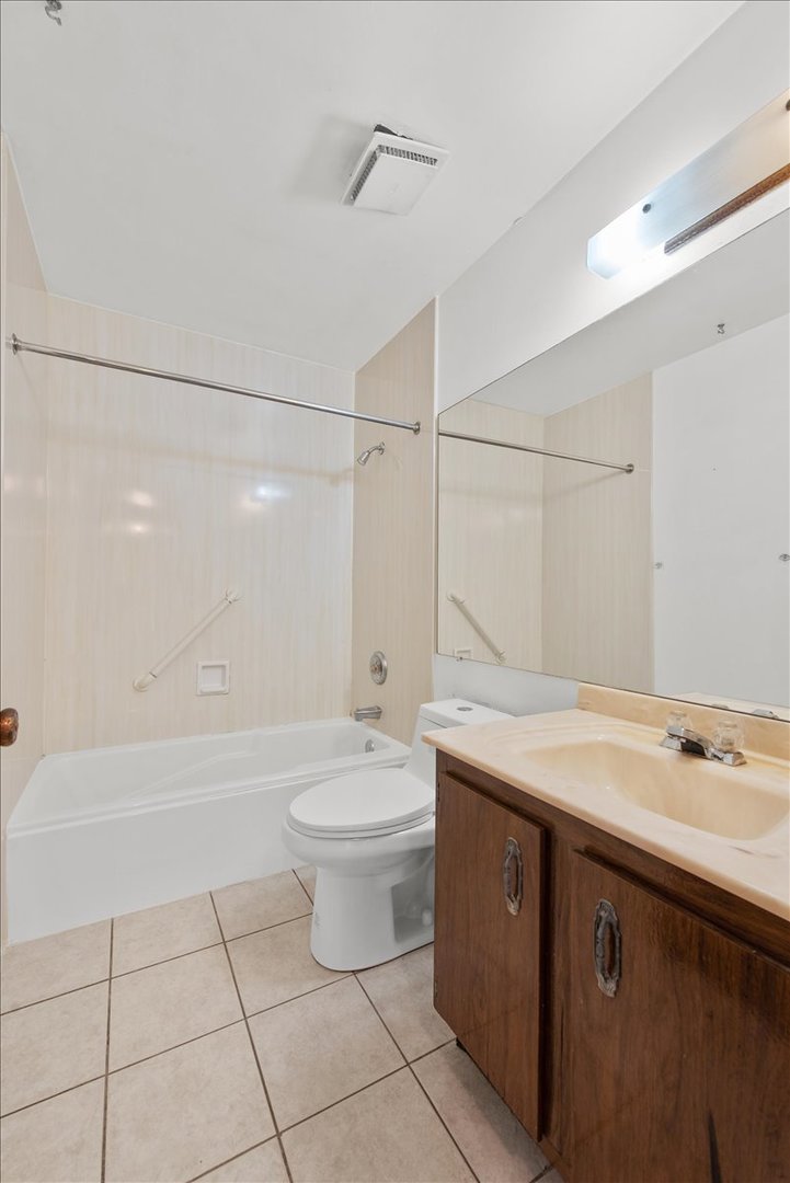 2 Oakmont Court, Streamwood, IL 60107