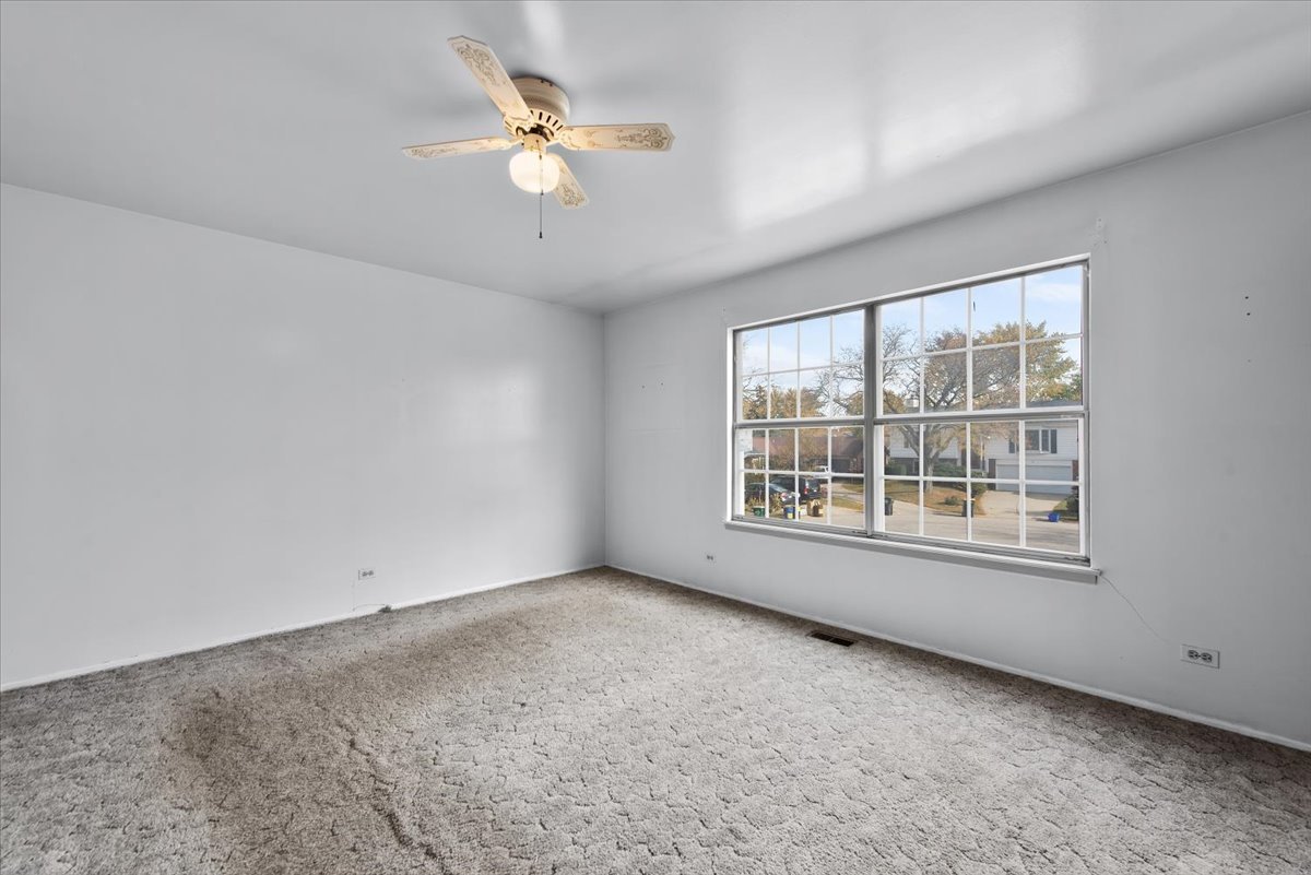 2 Oakmont Court, Streamwood, IL 60107