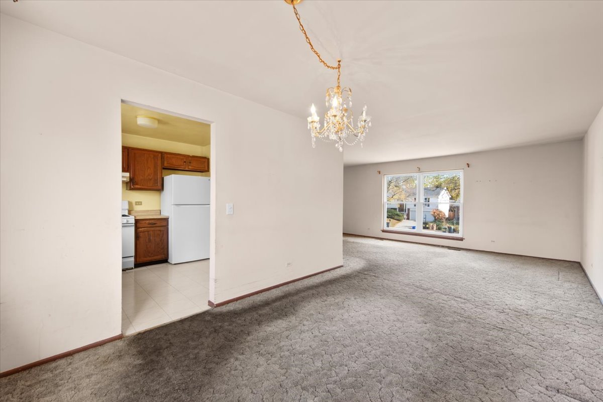 2 Oakmont Court, Streamwood, IL 60107