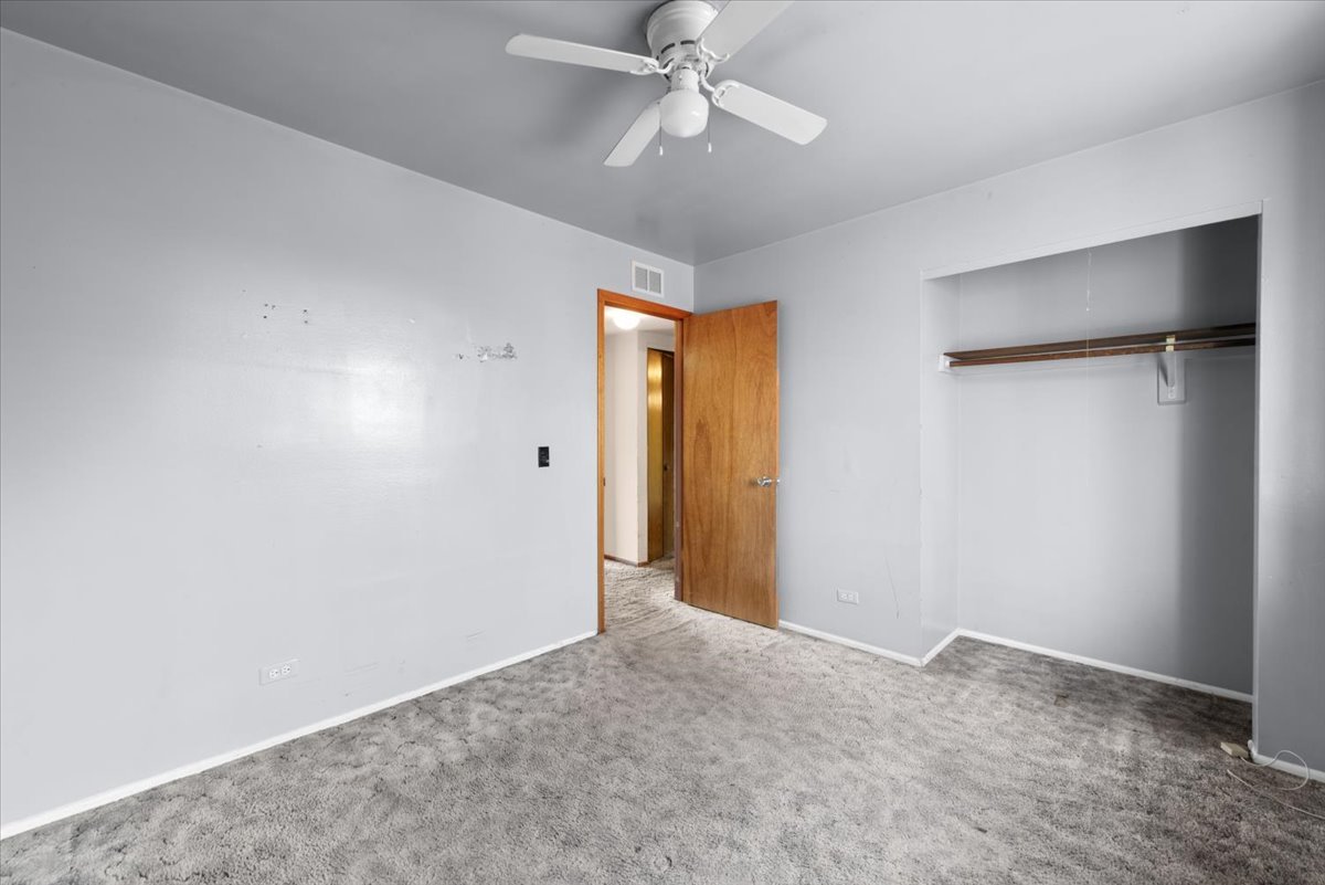 2 Oakmont Court, Streamwood, IL 60107