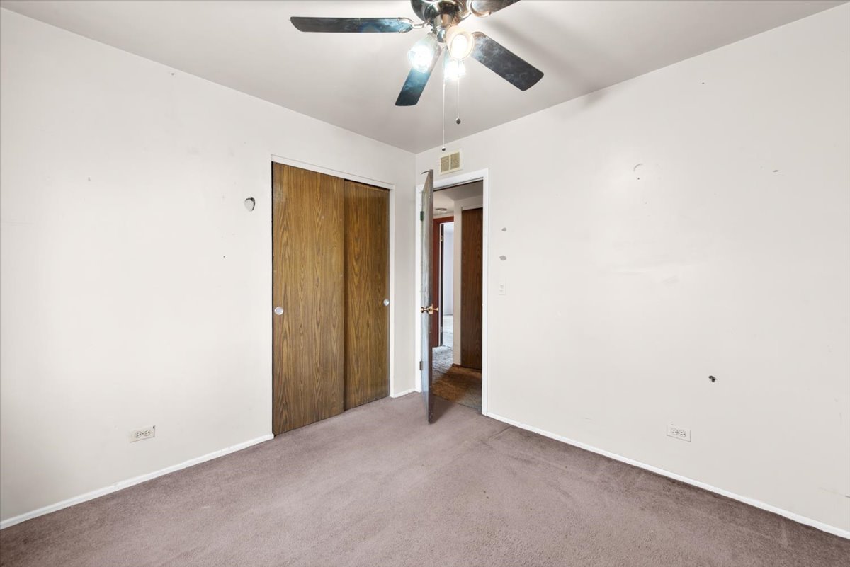 2 Oakmont Court, Streamwood, IL 60107