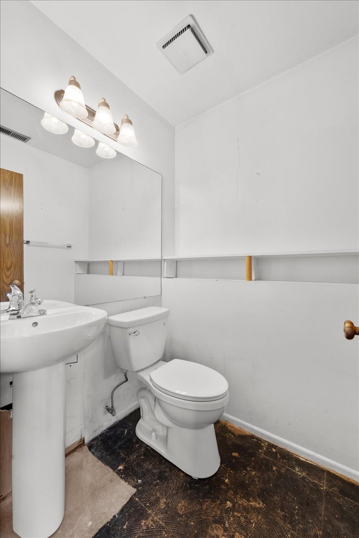 2 Oakmont Court, Streamwood, IL 60107