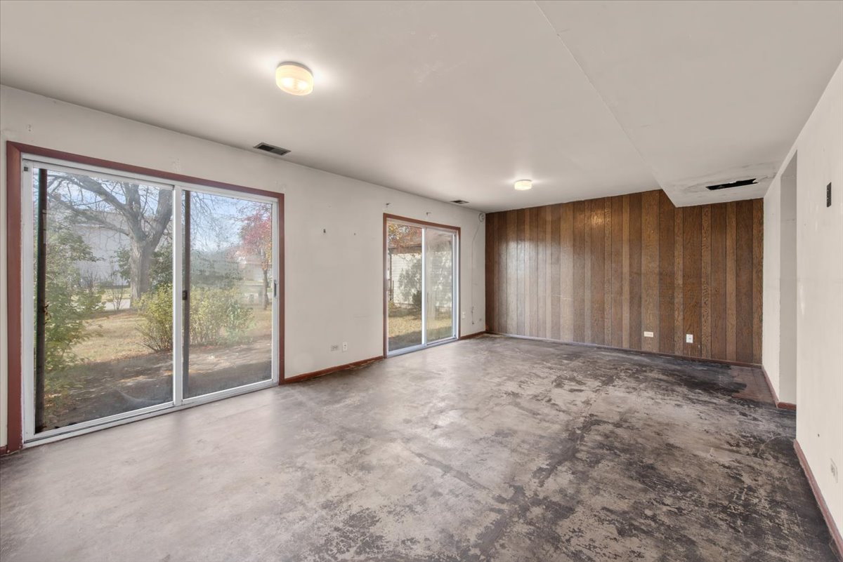 2 Oakmont Court, Streamwood, IL 60107