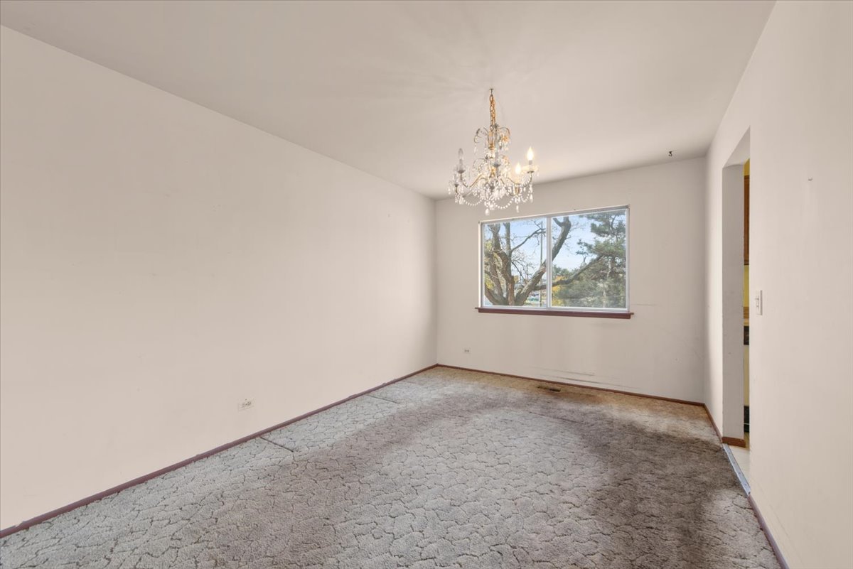 2 Oakmont Court, Streamwood, IL 60107