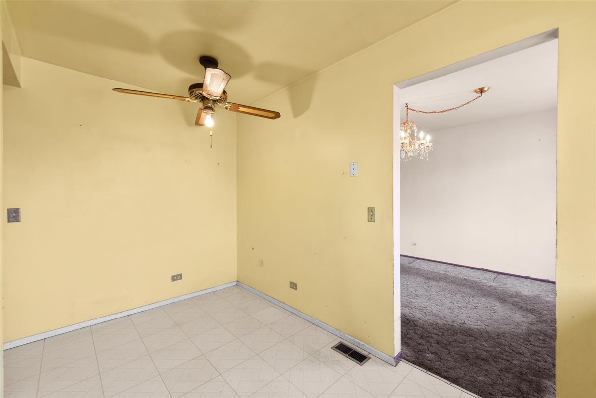 2 Oakmont Court, Streamwood, IL 60107