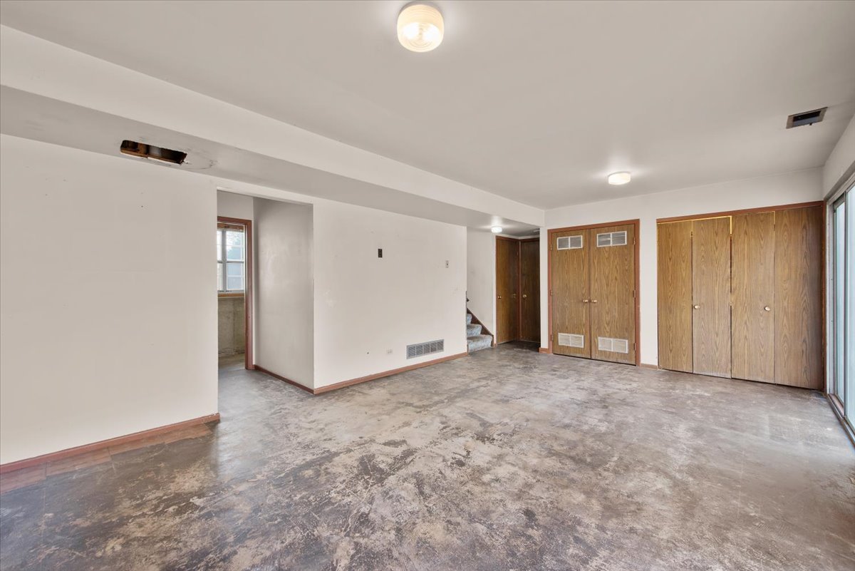 2 Oakmont Court, Streamwood, IL 60107