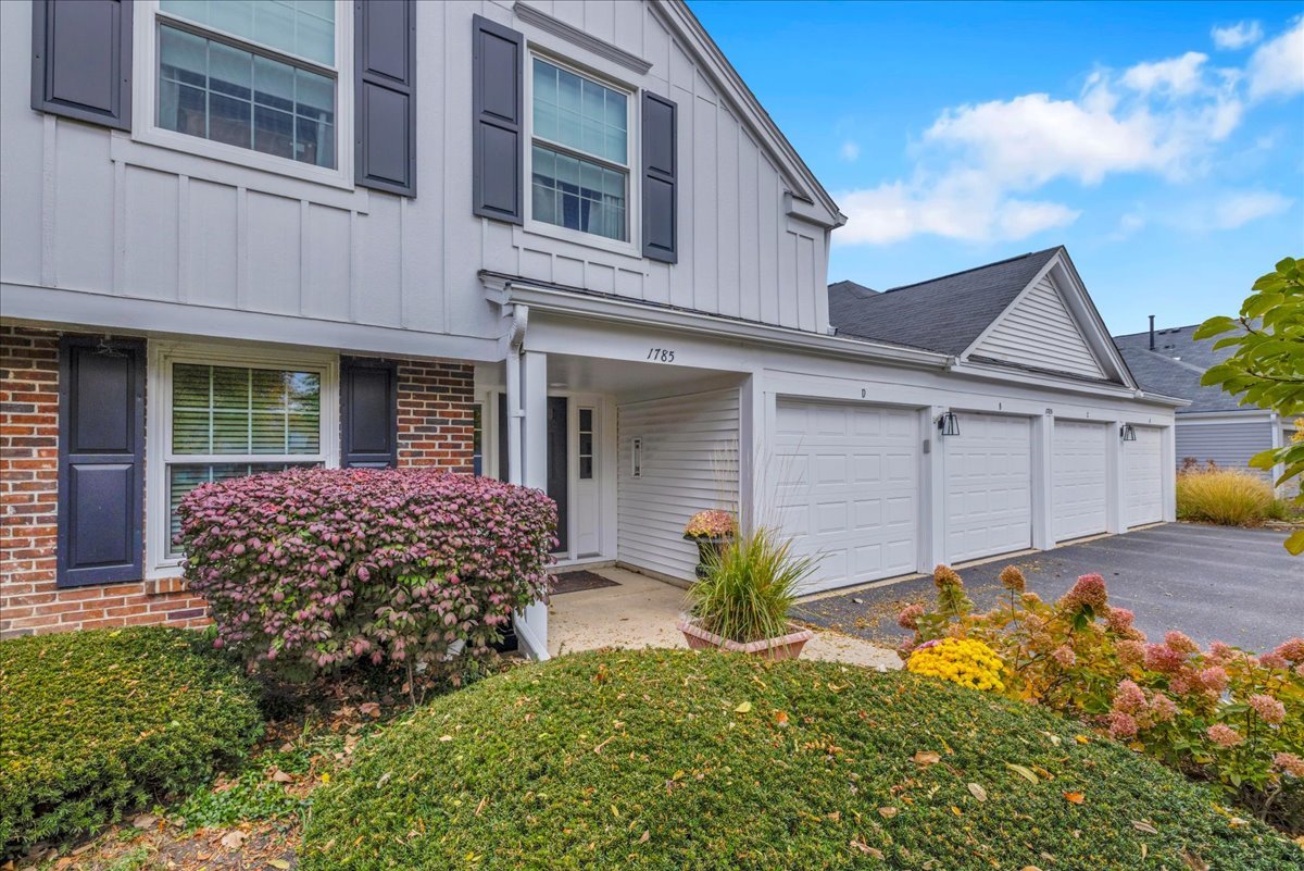 1785 Grosvenor Circle #A, Wheaton, IL 60189