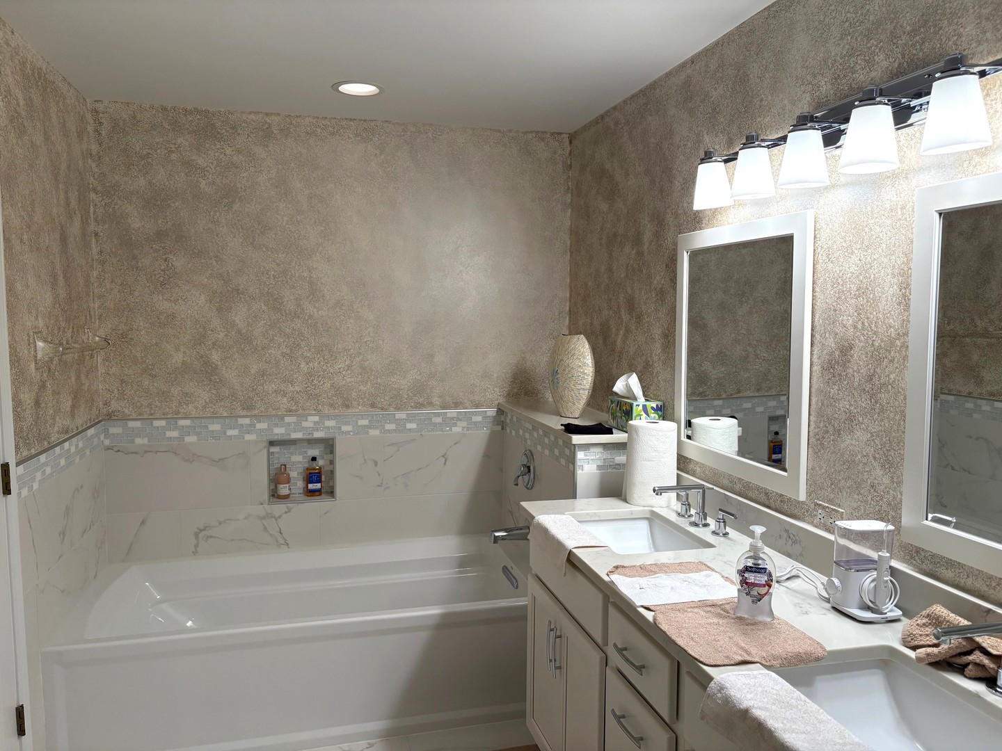 607 Kingsbridge Drive, Carol Stream, IL 60188