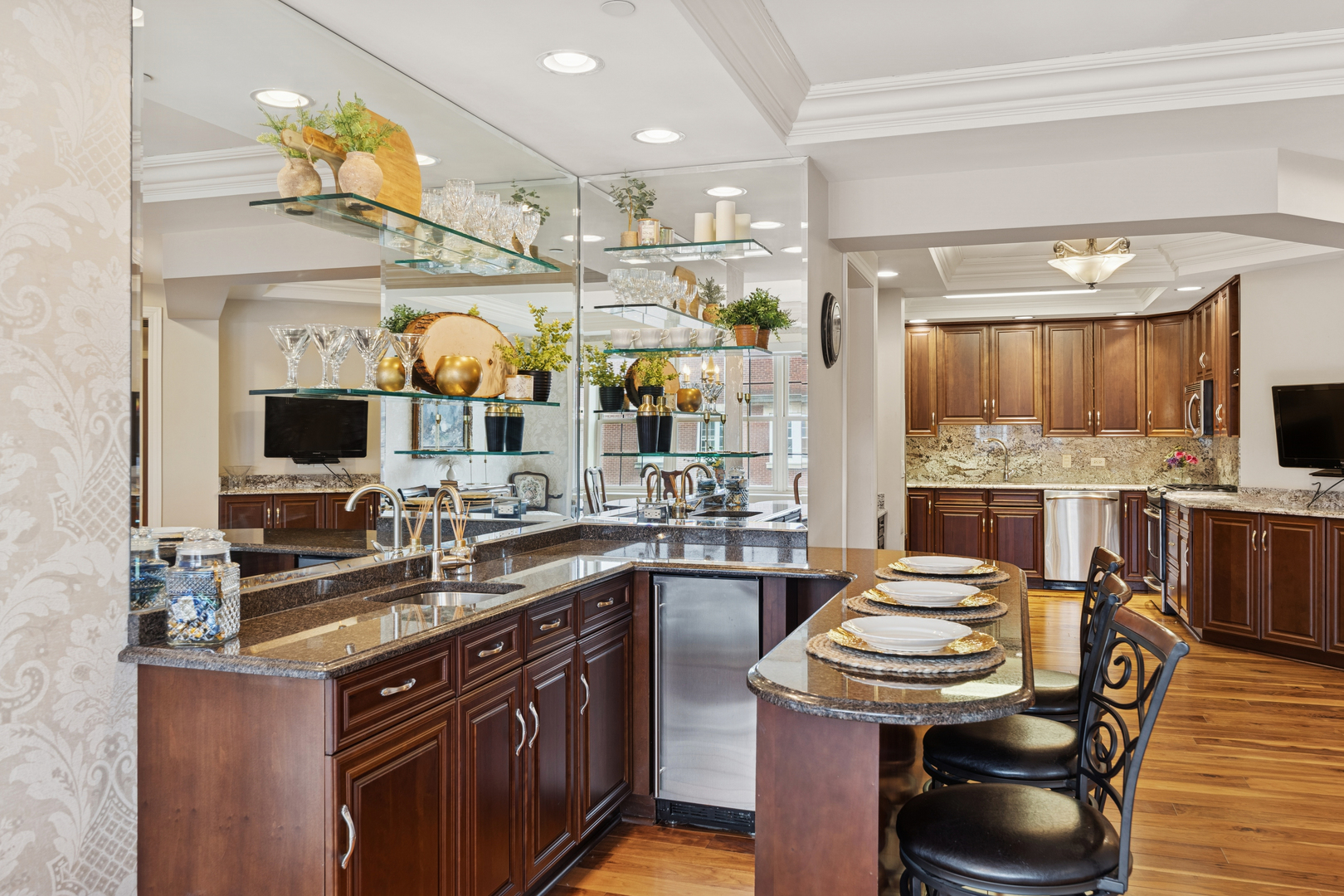 10 E Burlington Street #2B, Riverside, IL 60546