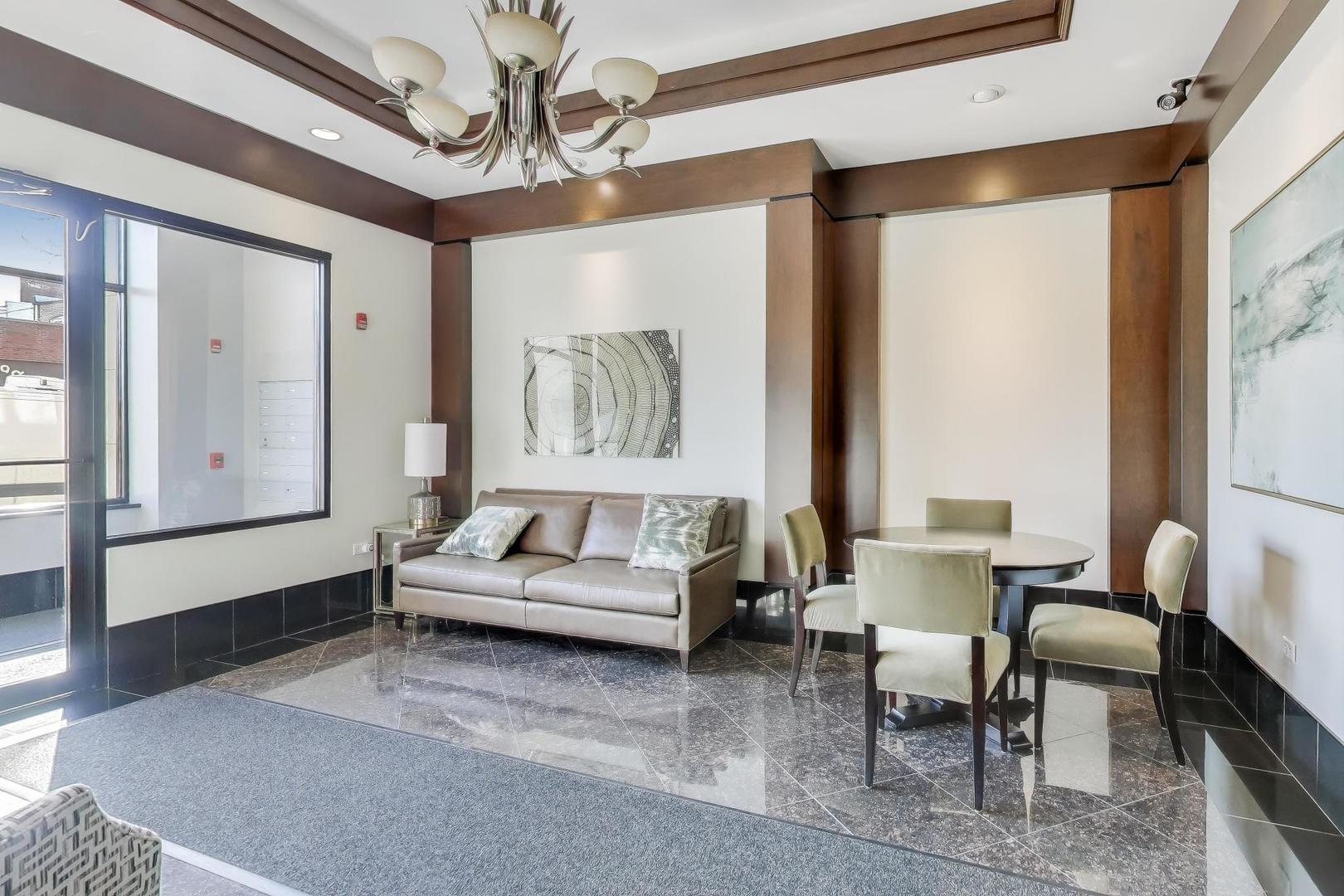 10 E Burlington Street #2B, Riverside, IL 60546