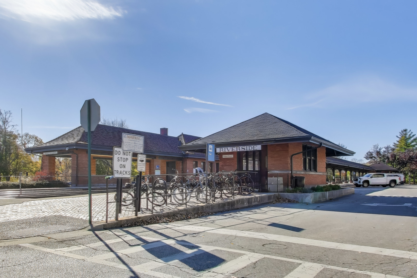 10 E Burlington Street #2B, Riverside, IL 60546