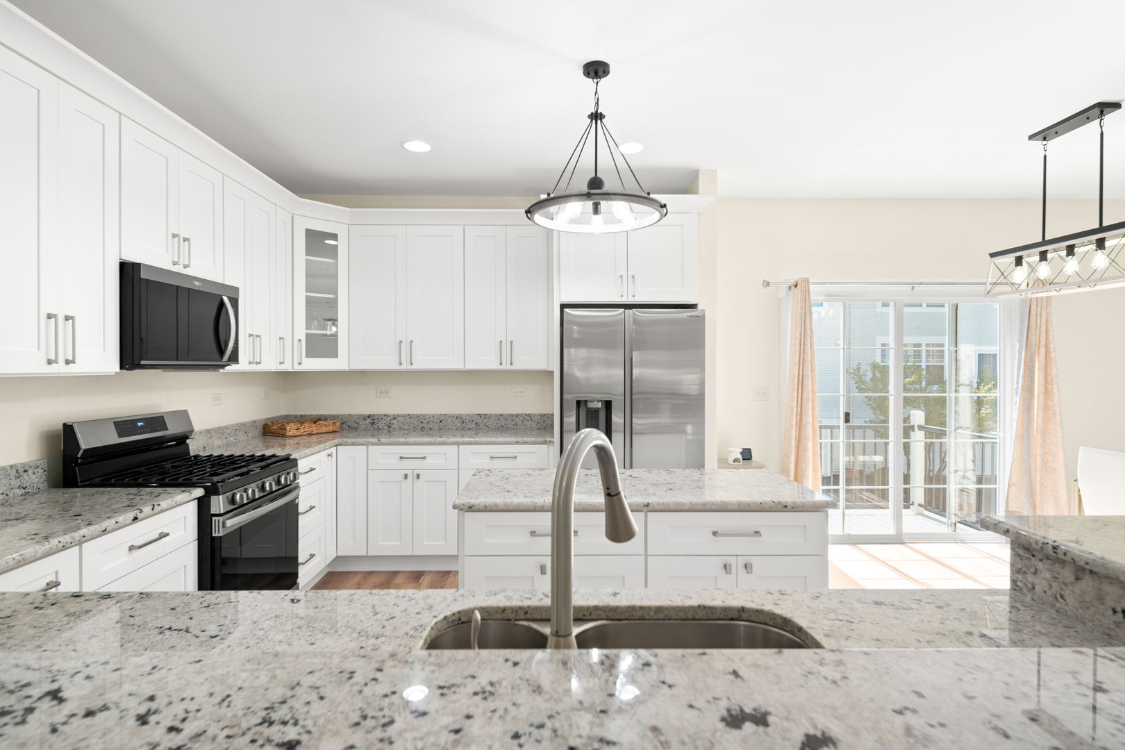 563 Grosvenor Lane, Aurora, IL 60504