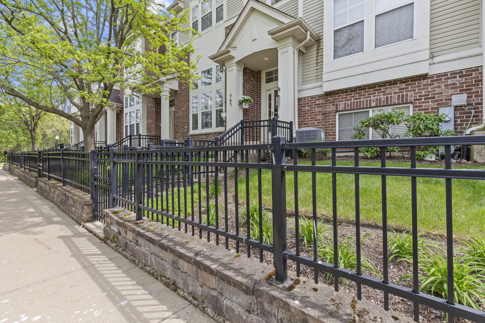 563 Grosvenor Lane, Aurora, IL 60504