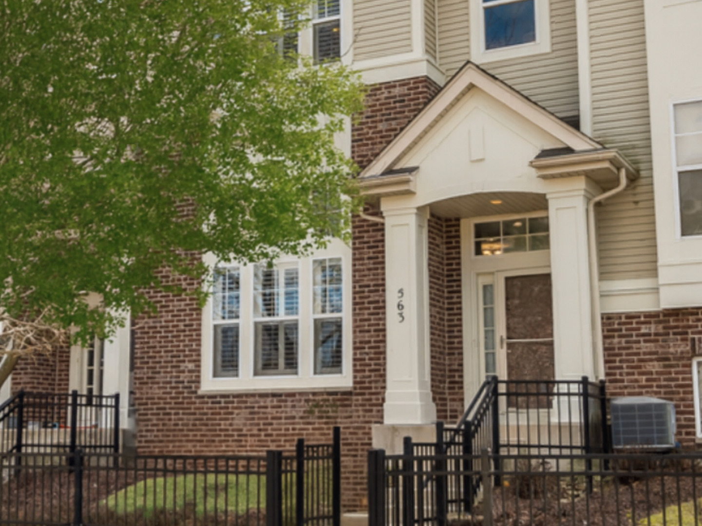 563 Grosvenor Lane, Aurora, IL 60504