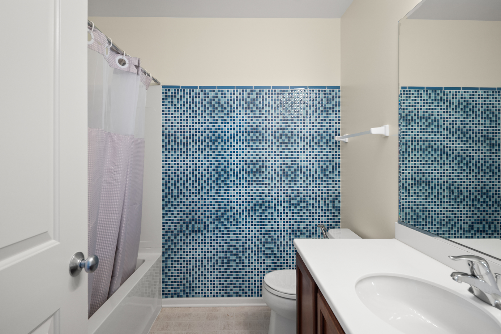 563 Grosvenor Lane, Aurora, IL 60504