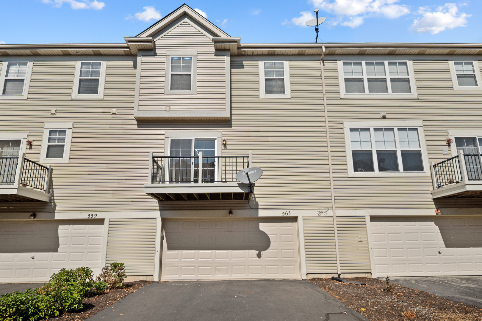 563 Grosvenor Lane, Aurora, IL 60504