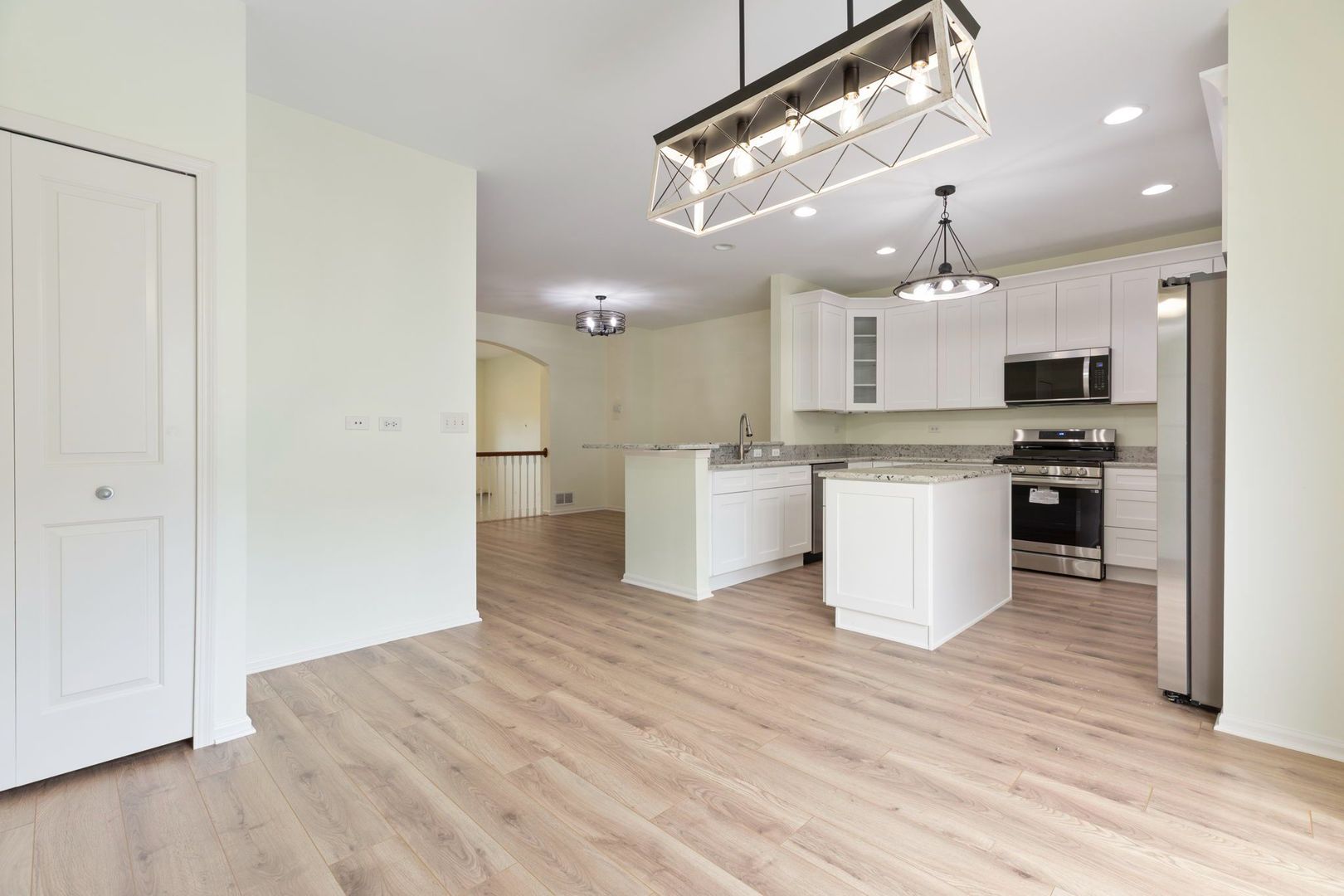 563 Grosvenor Lane, Aurora, IL 60504