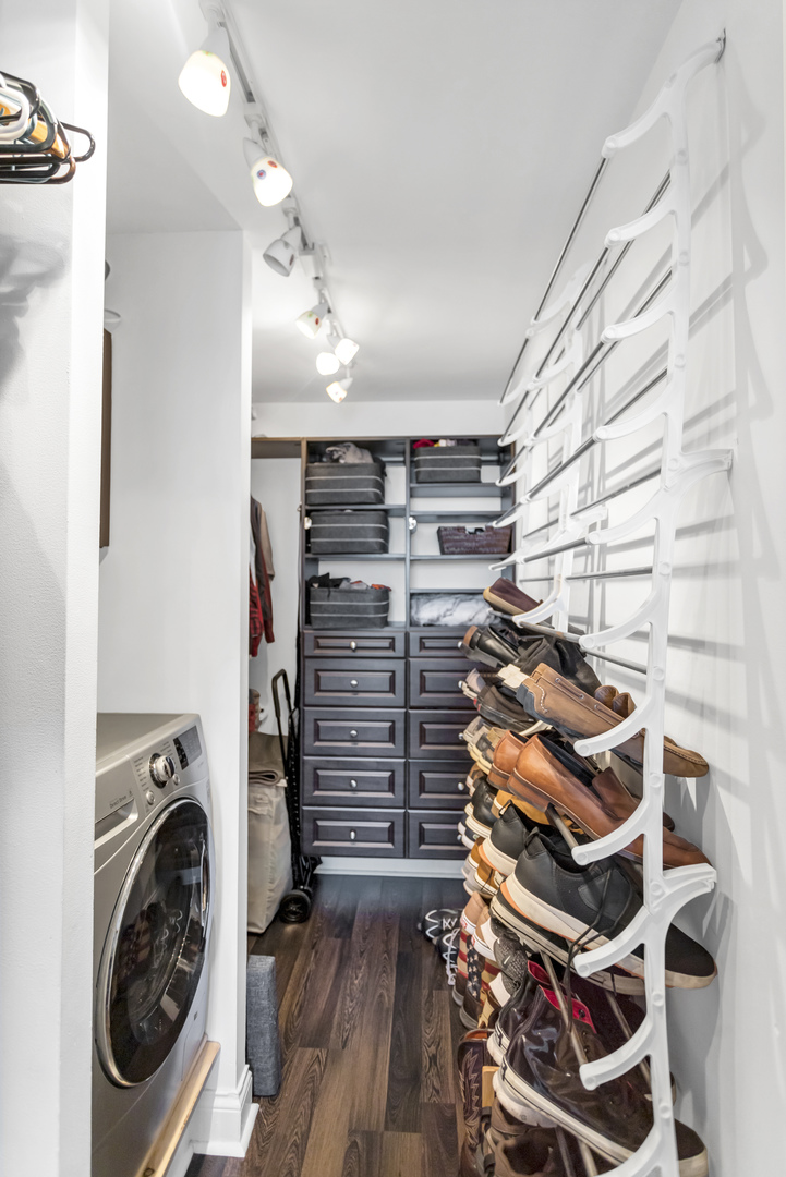 450 W Briar Place #13G, Chicago, IL 60657