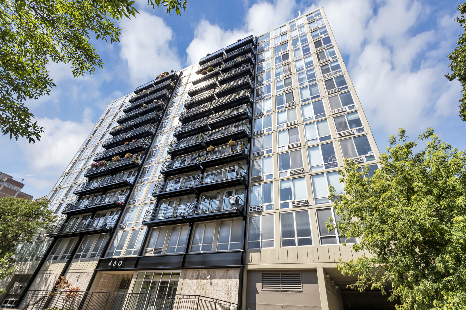 450 W Briar Place #13G, Chicago, IL 60657