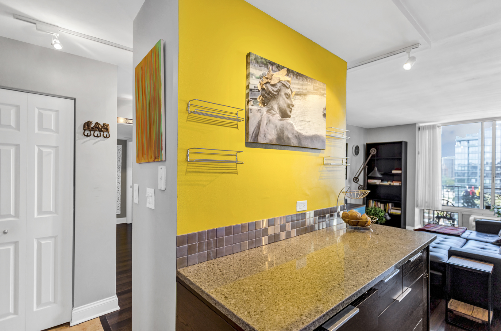 450 W Briar Place #13G, Chicago, IL 60657