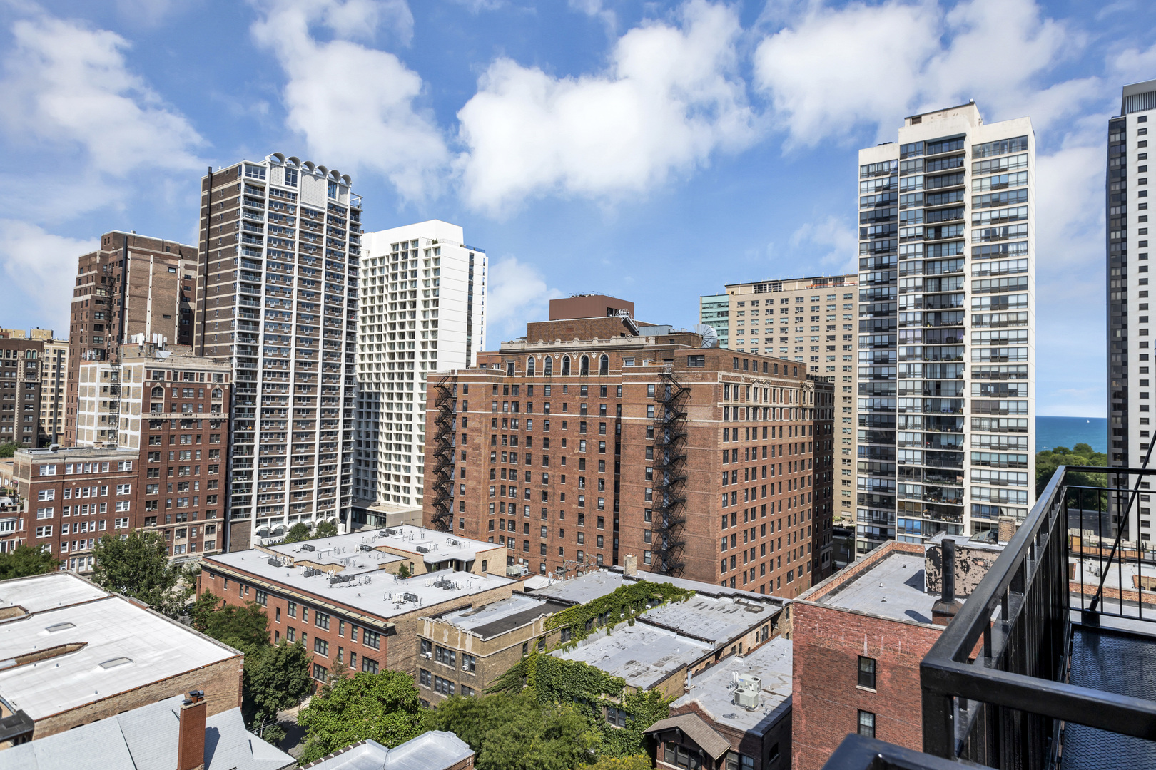 450 W Briar Place #13G, Chicago, IL 60657