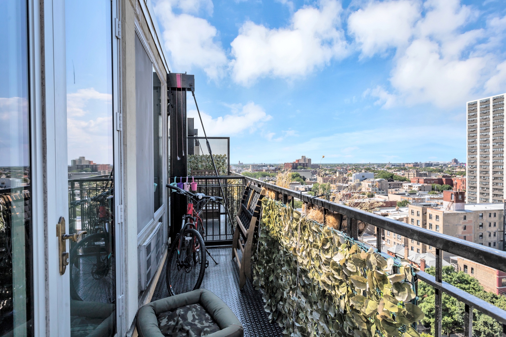 450 W Briar Place #13G, Chicago, IL 60657