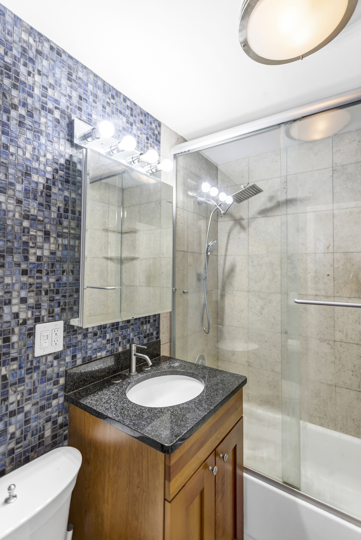 450 W Briar Place #13G, Chicago, IL 60657