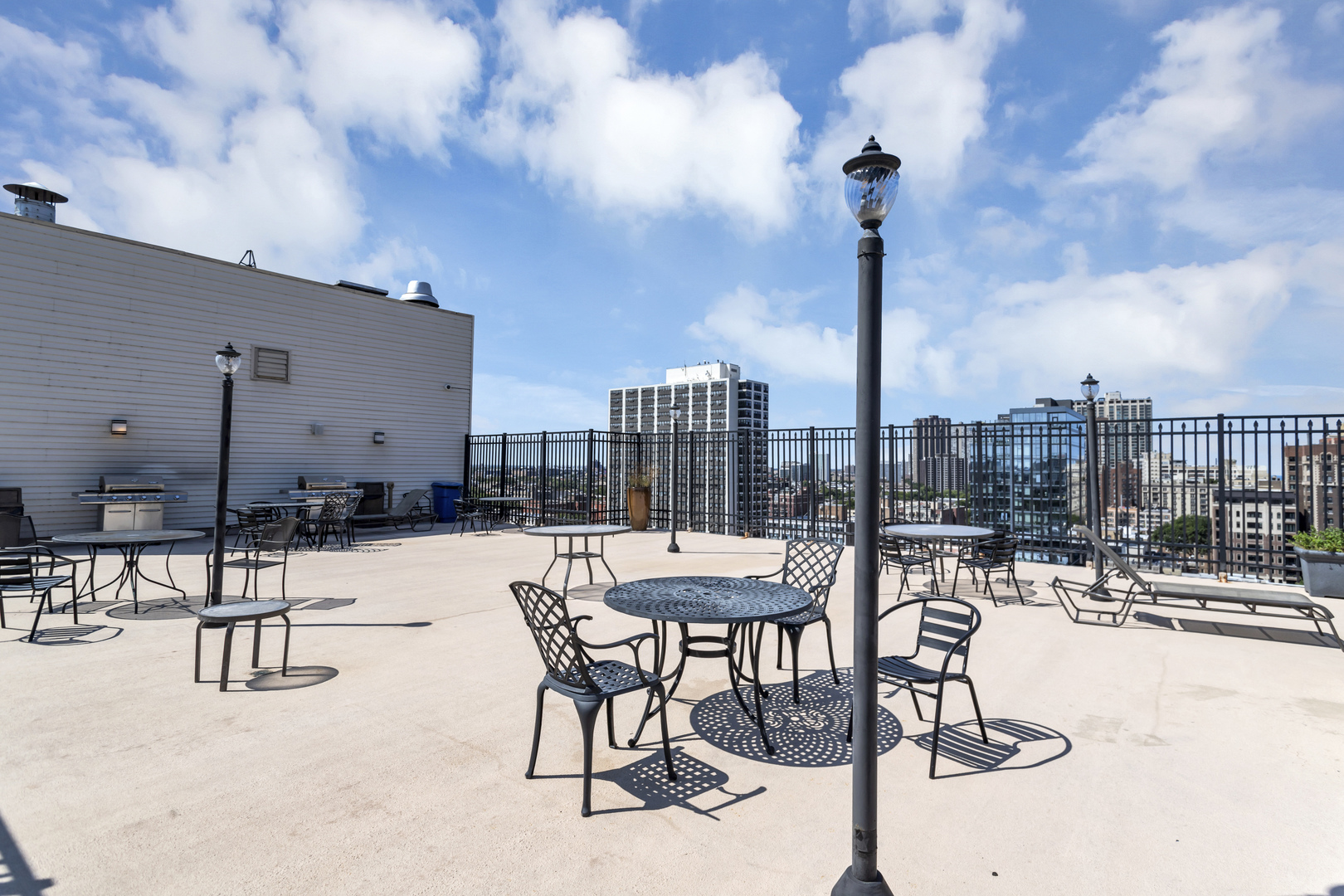 450 W Briar Place #13G, Chicago, IL 60657