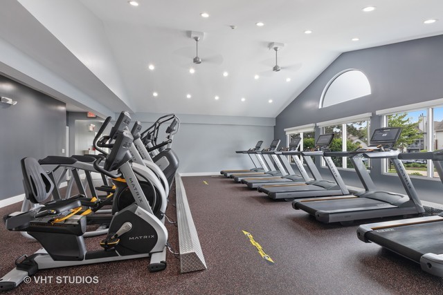 25 Kensington Circle #212, Wheaton, IL 60189