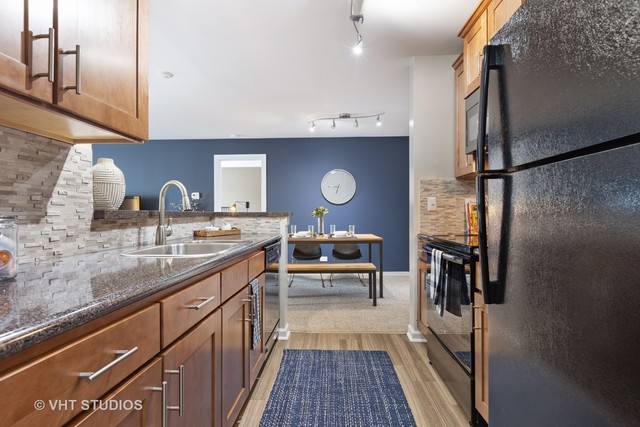 25 Kensington Circle #212, Wheaton, IL 60189