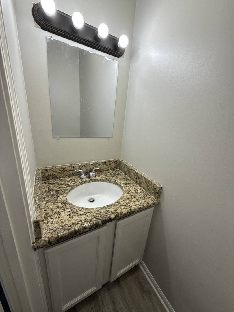 685 OLD INDIAN TRAIL Road, Aurora, IL 60506