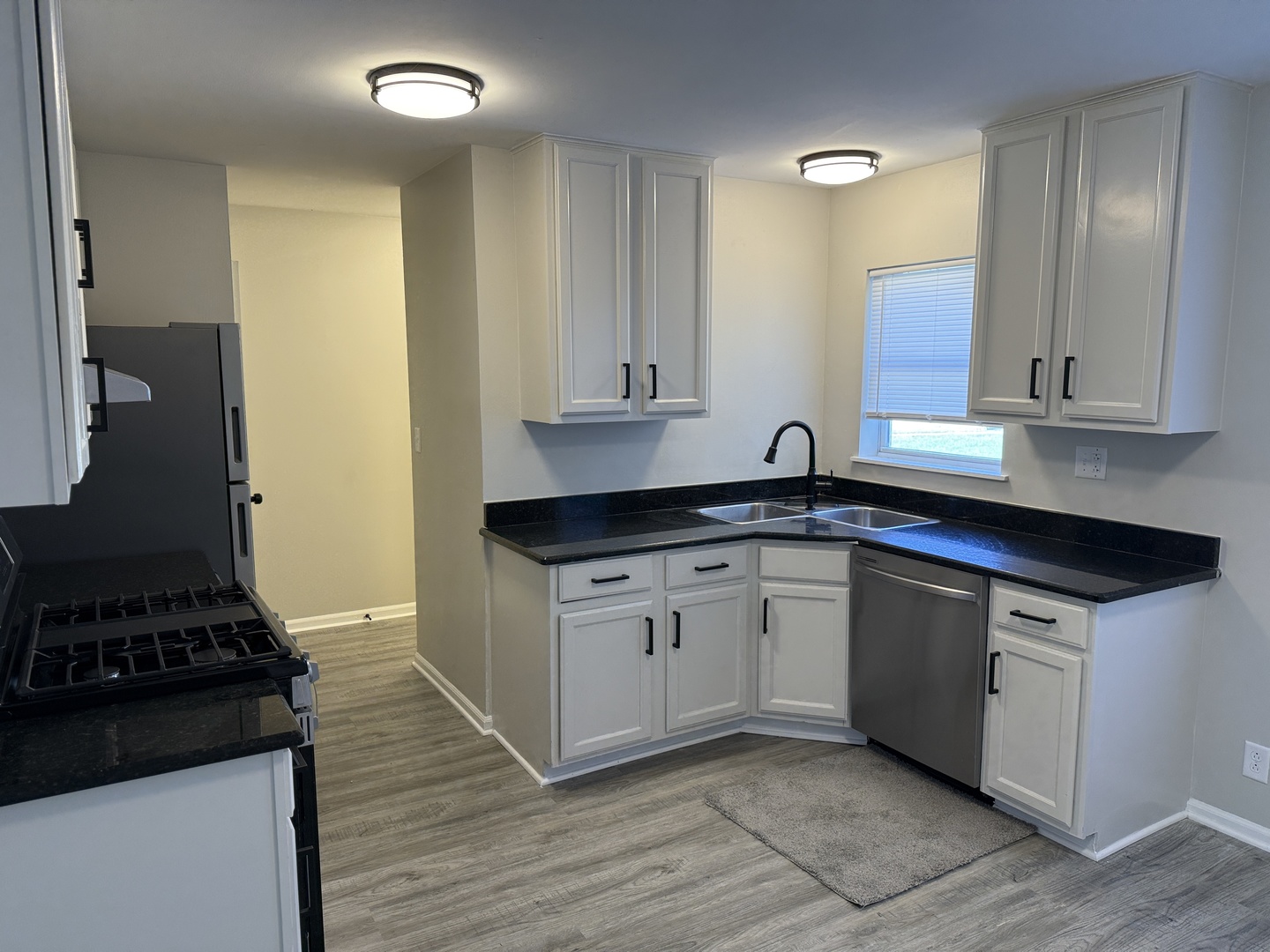 685 OLD INDIAN TRAIL Road, Aurora, IL 60506