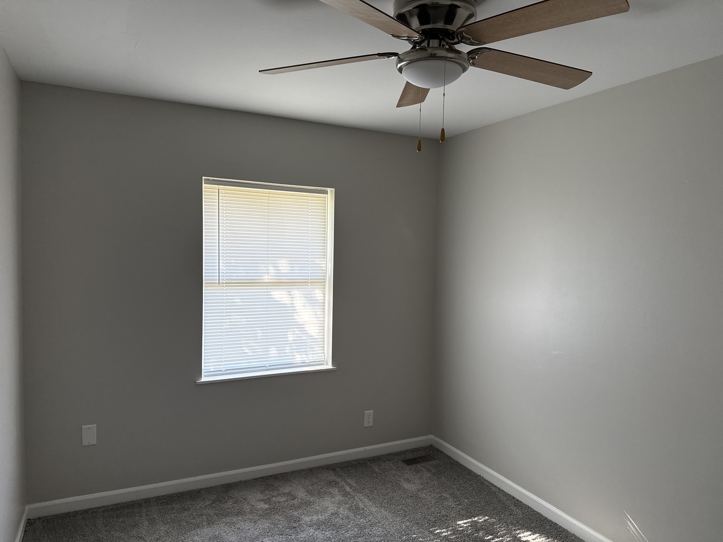 685 OLD INDIAN TRAIL Road, Aurora, IL 60506