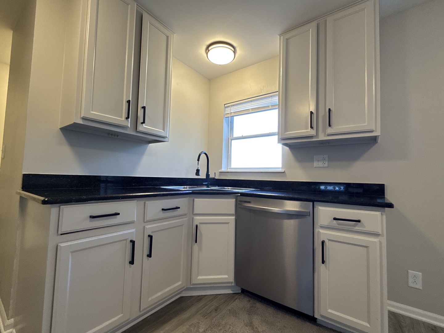 685 OLD INDIAN TRAIL Road, Aurora, IL 60506