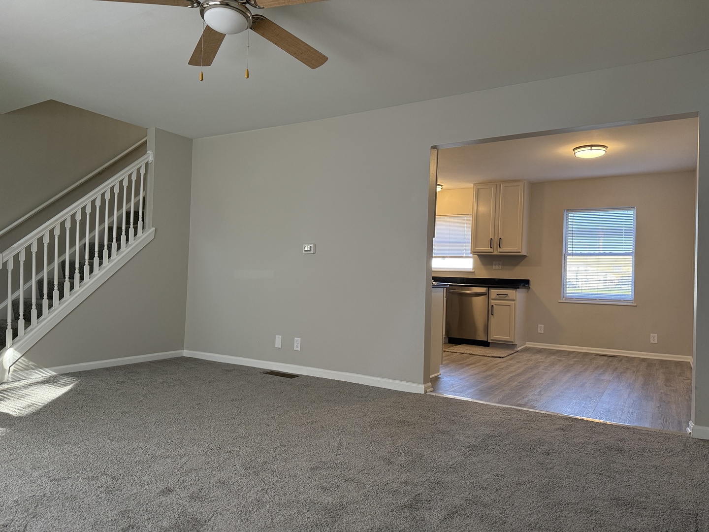 685 OLD INDIAN TRAIL Road, Aurora, IL 60506