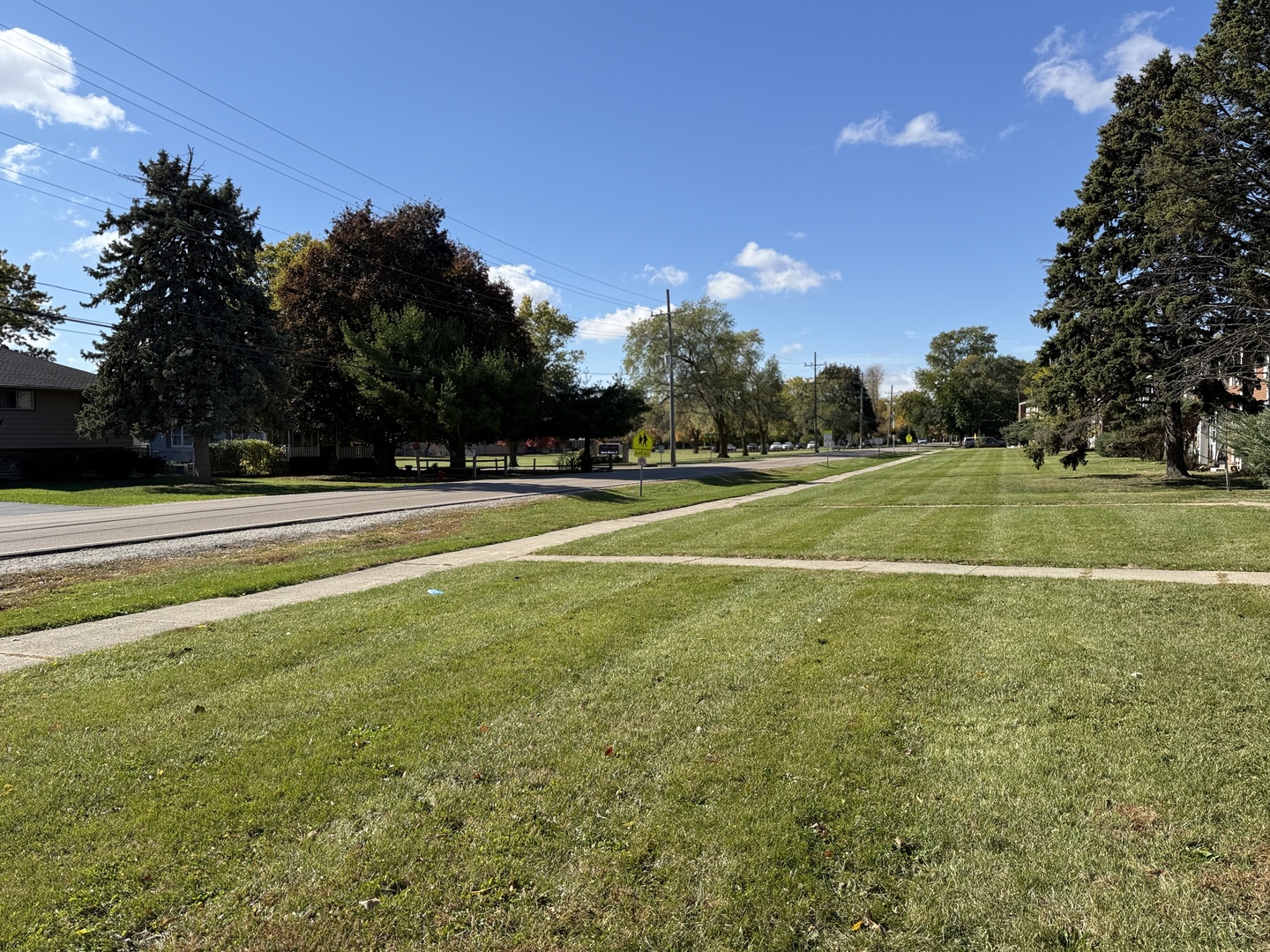 685 OLD INDIAN TRAIL Road, Aurora, IL 60506