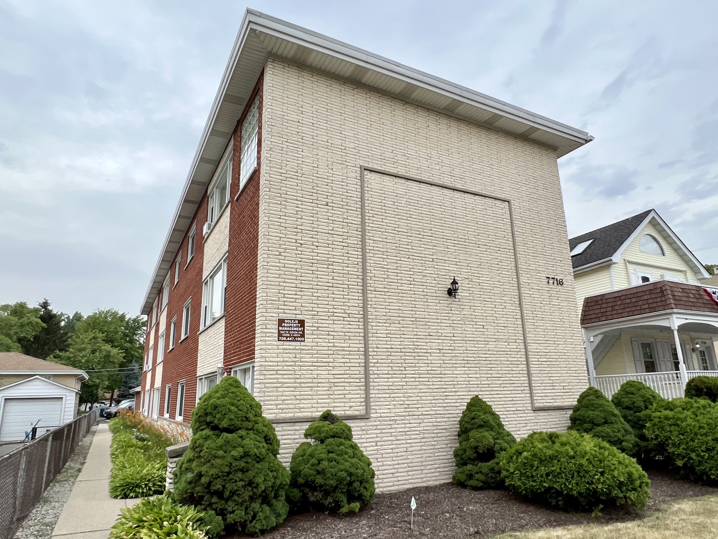 7716 Ogden Avenue #3R, Lyons, IL 60534