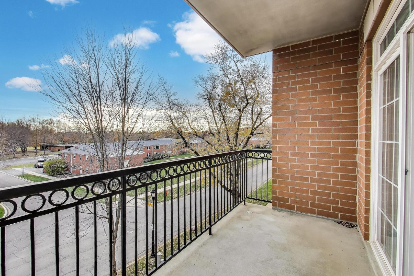 190 W Johnson Street #303, Palatine, IL 60067