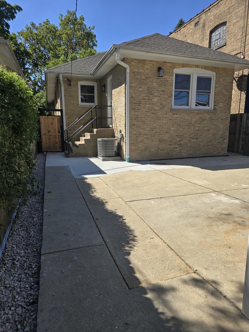 5423 N Sawyer Avenue, Chicago, IL 60625