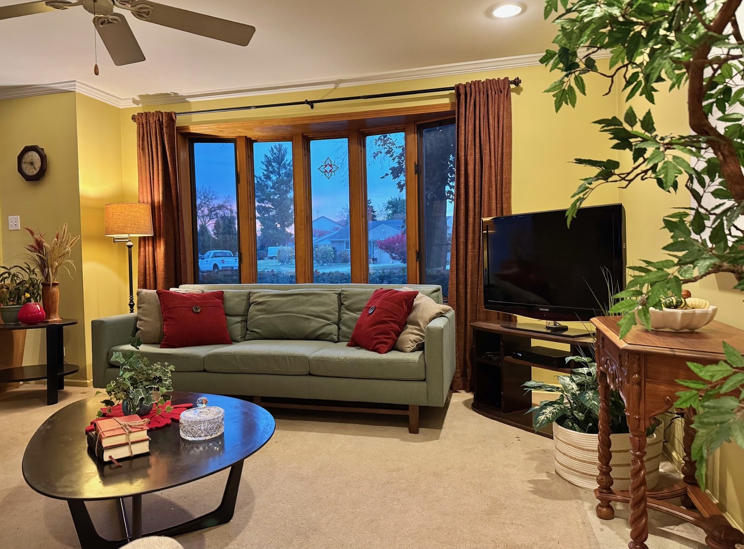 911 E Villa Drive, Des Plaines, IL 60016