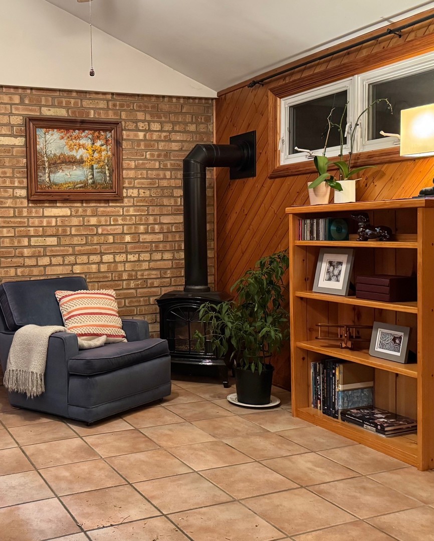 911 E Villa Drive, Des Plaines, IL 60016