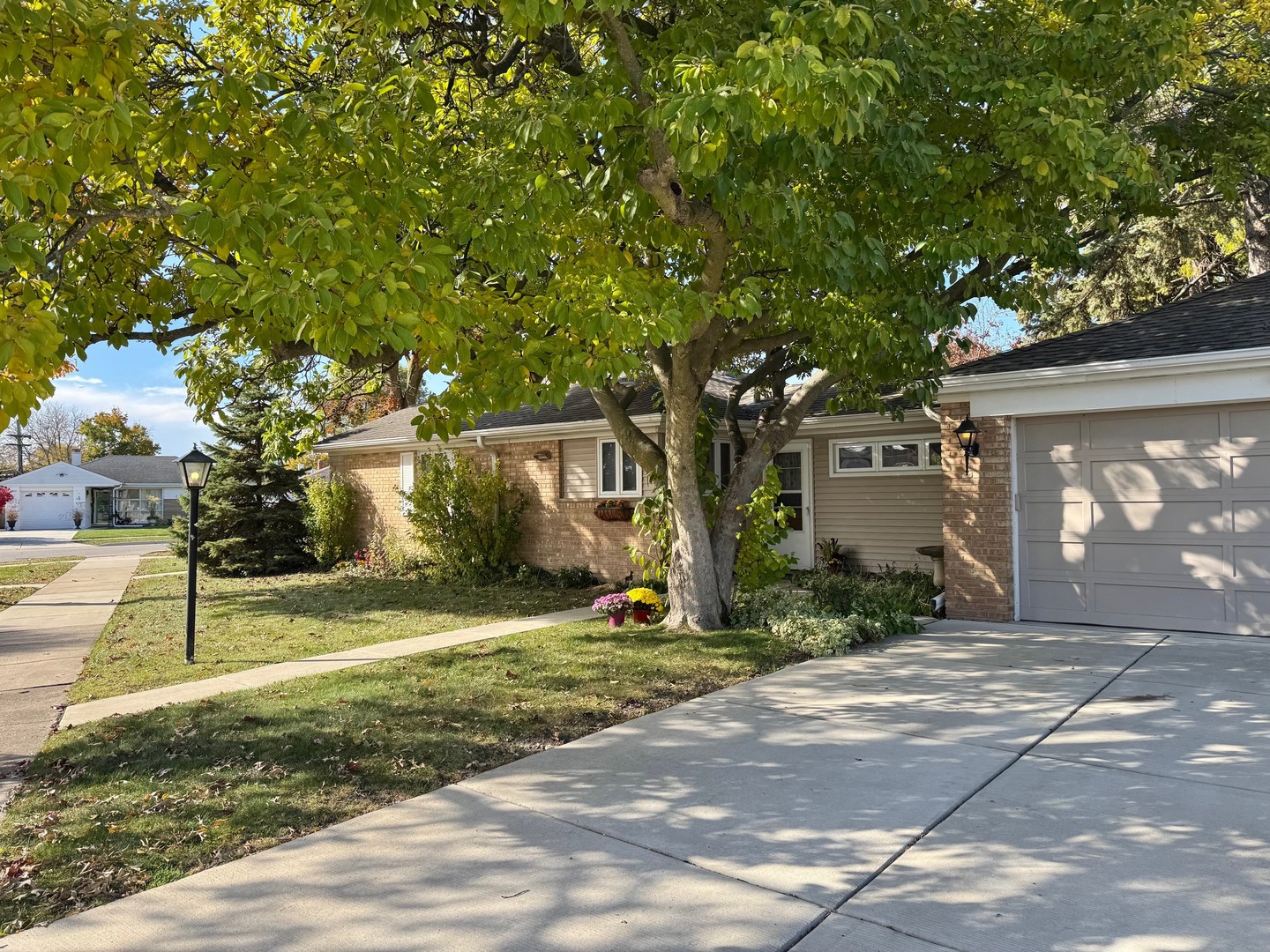 911 E Villa Drive, Des Plaines, IL 60016