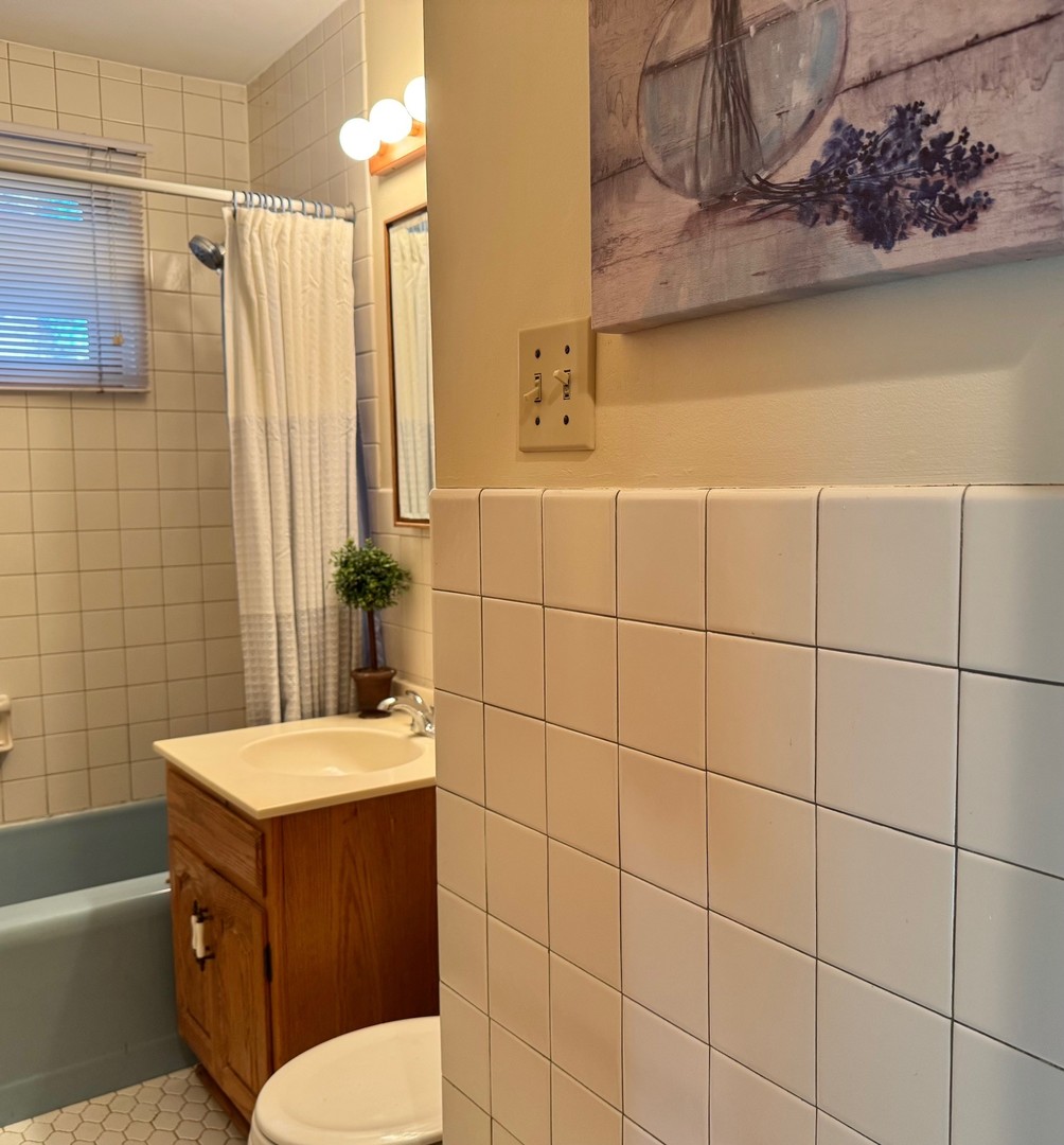 911 E Villa Drive, Des Plaines, IL 60016