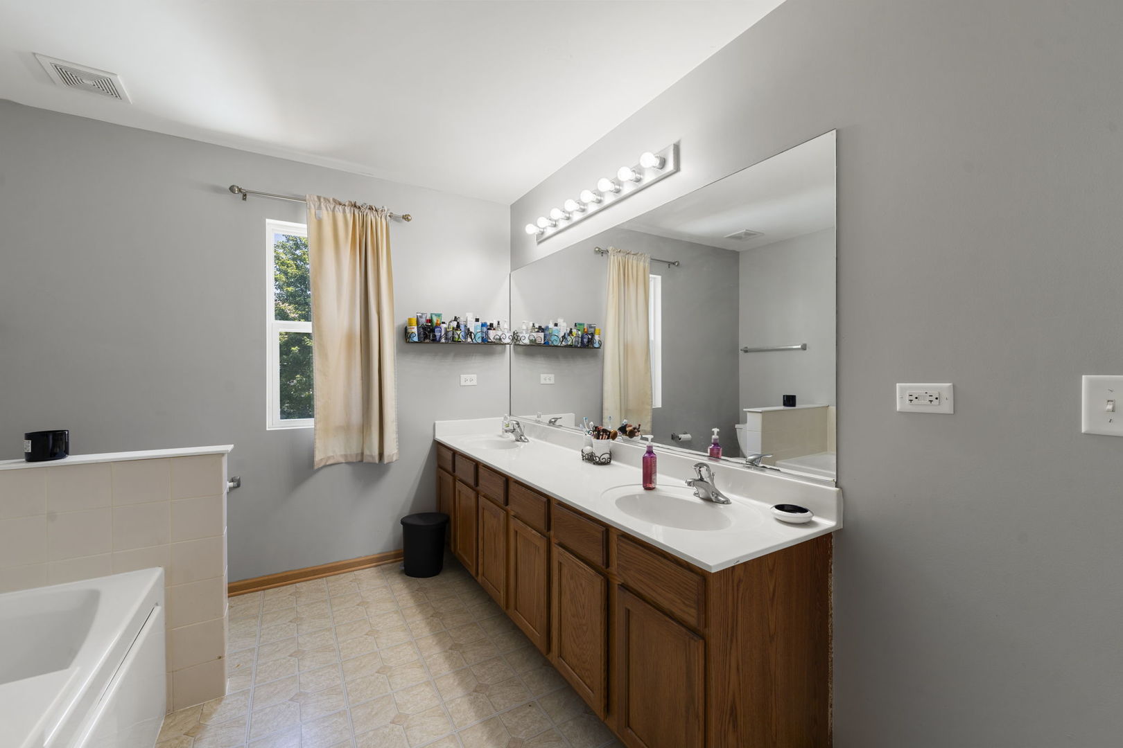 1300 Cambria Drive, Joliet, IL 60431